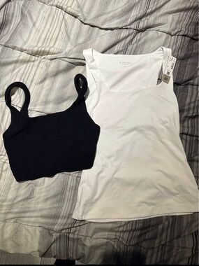 Camisole de sport blanche et camisole crop top noir